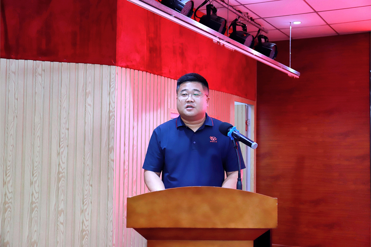 11-第一工程公司總經(jīng)理張濤代表年度先進集體發(fā)言.jpg