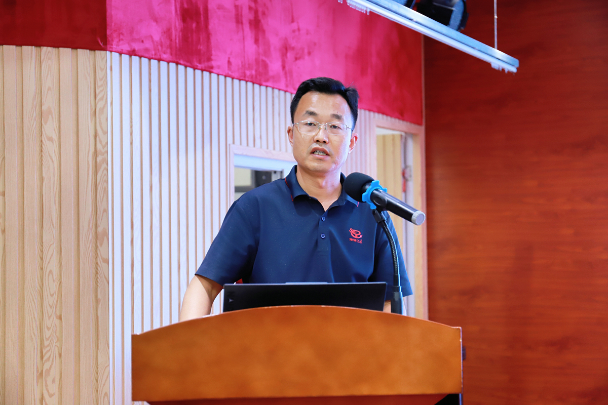 15-公司綜合辦公室主任李磊進行“公文寫作知識”培訓.jpg